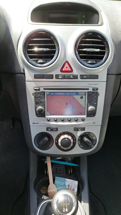 Opel-Corsa-2012-1.4 L-74 kW-101pk-219000km-Nav-Airco-5 deurs-Cruise Control - Image 13