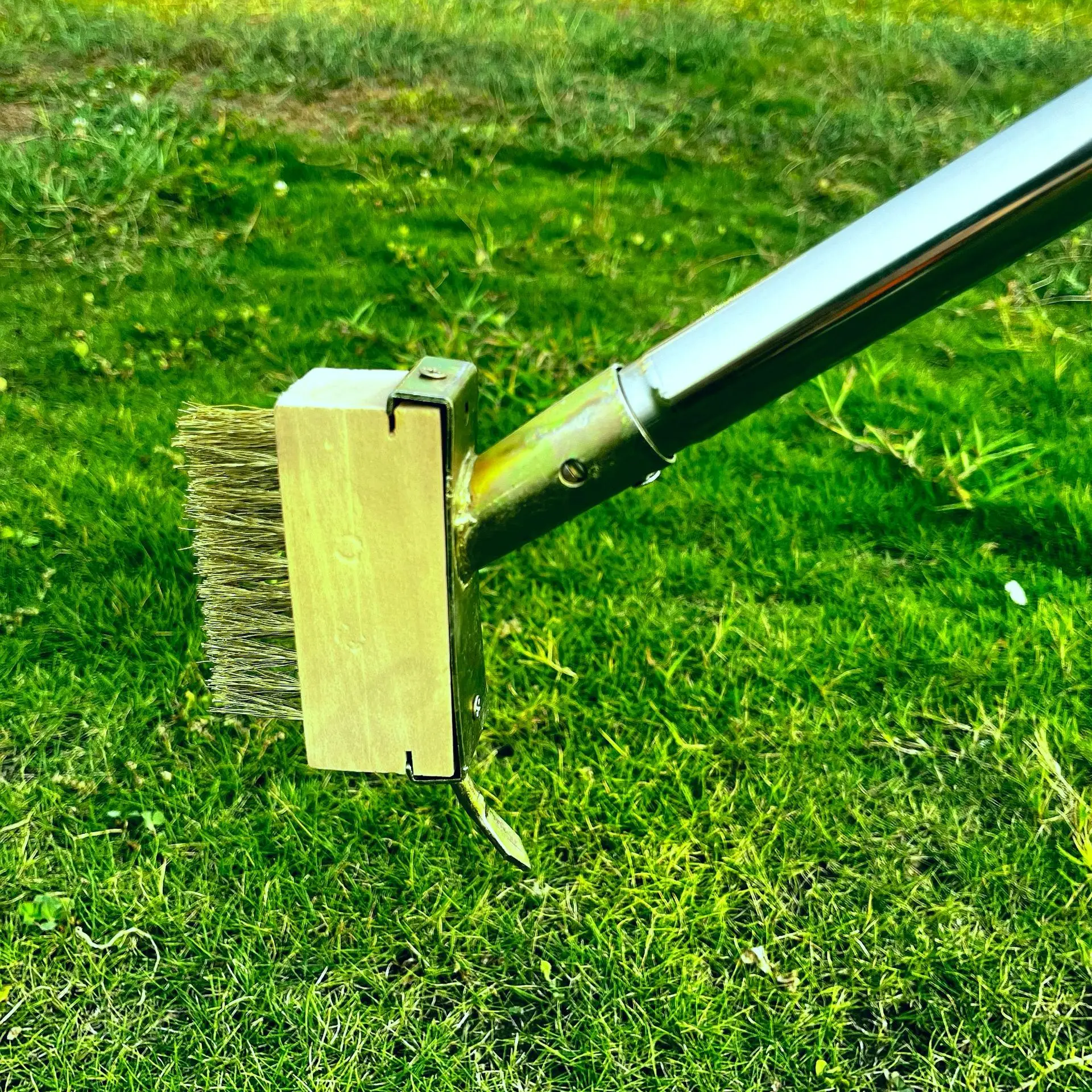 Manual Crack Weeder Weed Removal Brush Scraper Head with Long Steel Handle & Pulling Hook Moss Grass Puller Tool for Garden