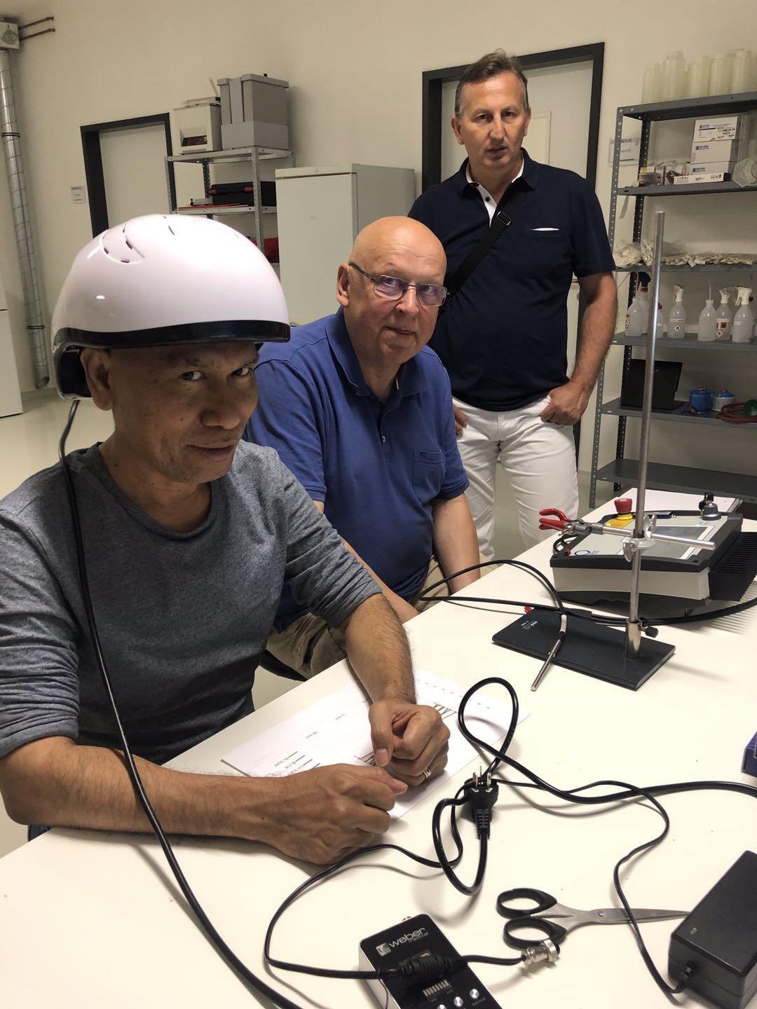 Transcranial Magnetic Brain Photobiomodulation Infrared 810nm Neurofeedback Therapy Machine Pdt Treatment Photodynamic